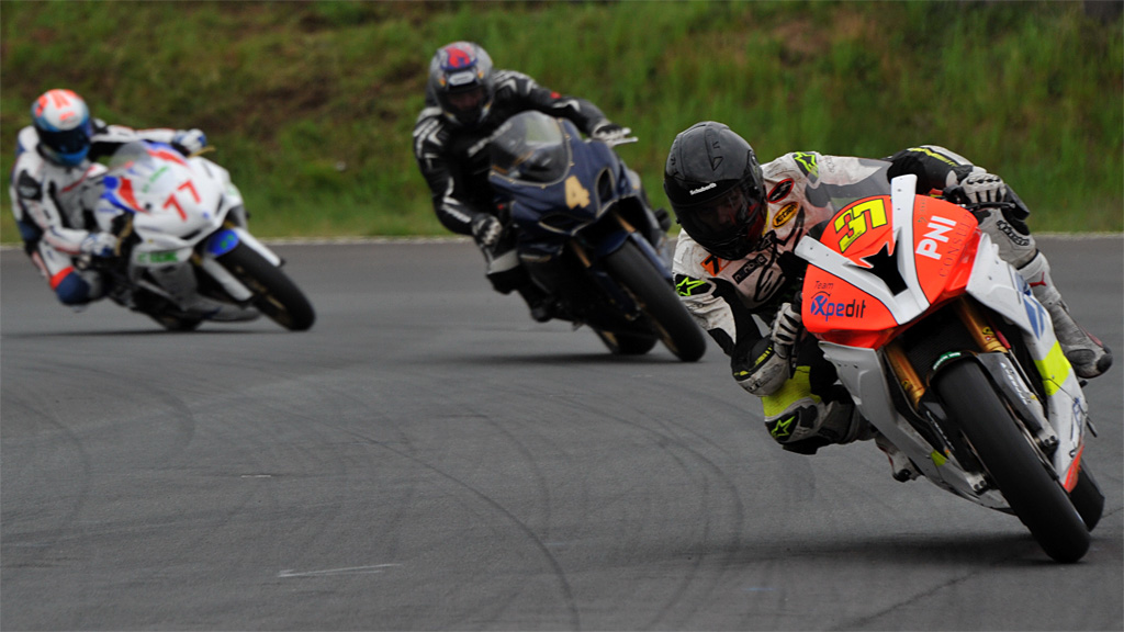 Simon Tirsgaard (31) triumferede i debuten i Zenergy Super Challenge på Ring Djursland. Her har han hentet SuperSport-kørerne Lars Nielsen (4) og Thomas Vingum (77) med en omgang.